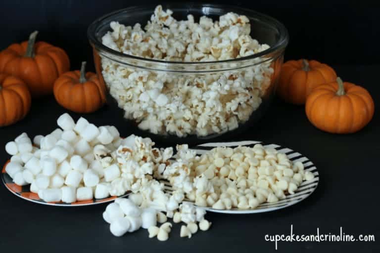 These Halloween treat bags are the perfect last minute goodie bag perfect for Trick or Treaters and party guests - find out all the details at cupcakesandcrinoline.com