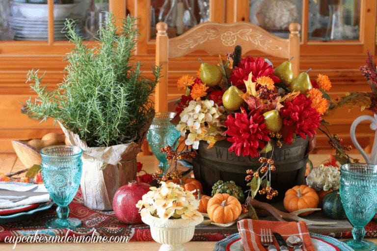 Thanksgiving tablescape and centerpiece - cupcakesandcrinoline.com