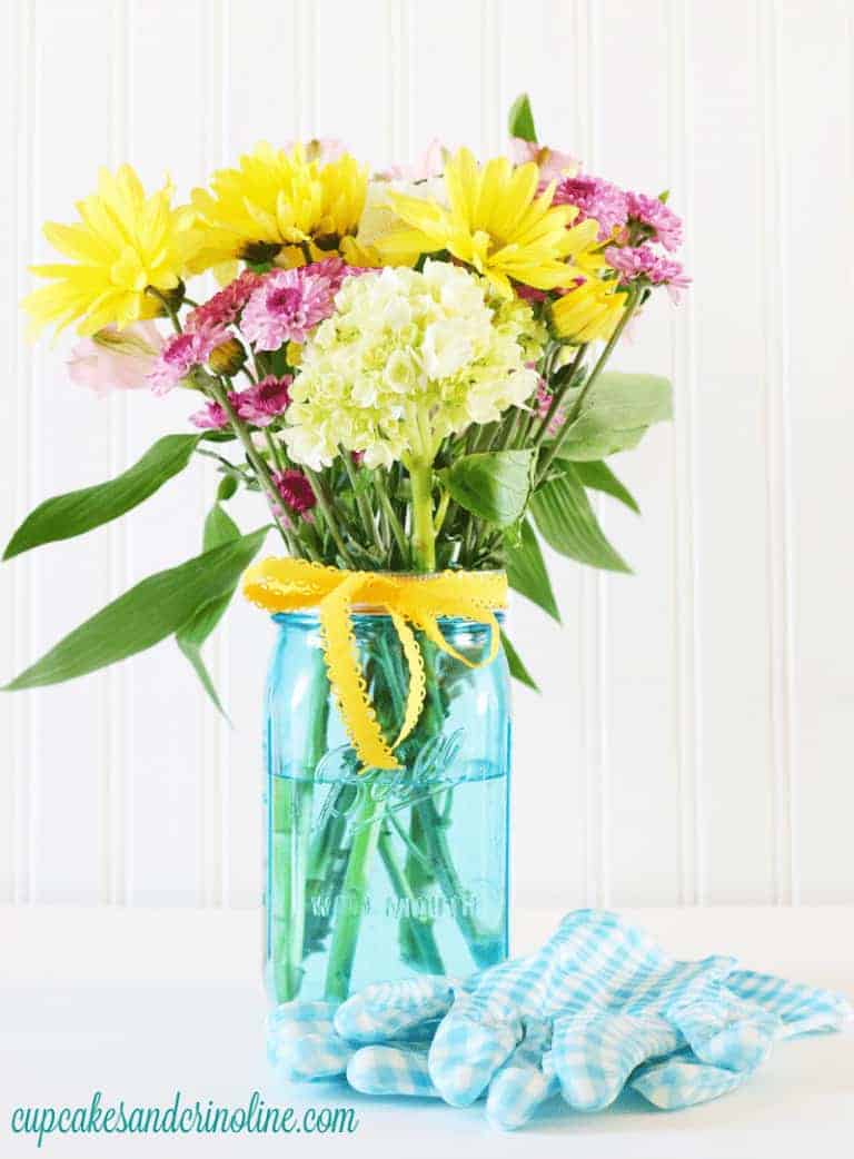 Ball wide mouth mason jar vase filled with fresh flowers - cupcakesandcrinoline.com