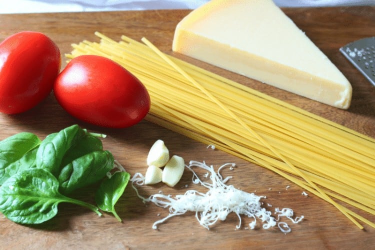 15 Minute Fresh Tomato Basil and Garlic Pasta - The How-To Home