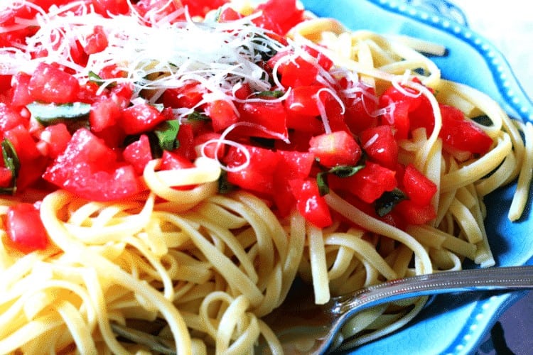 15 Minute Fresh Tomato Basil and Garlic Pasta The HowTo Home