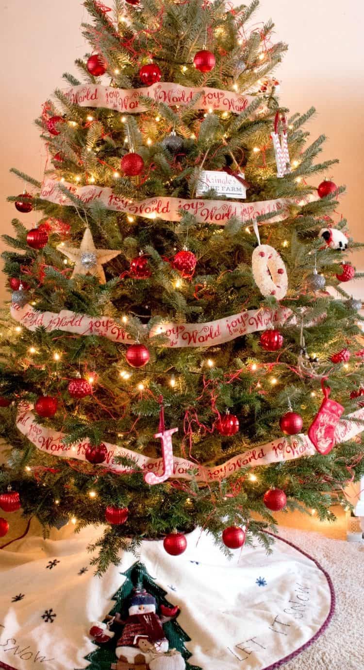 Five Ways to Thicken a Christmas Tree For Under $3 - Aunt Peaches   Victorian christmas tree, Cool christmas trees, Christmas tree garland