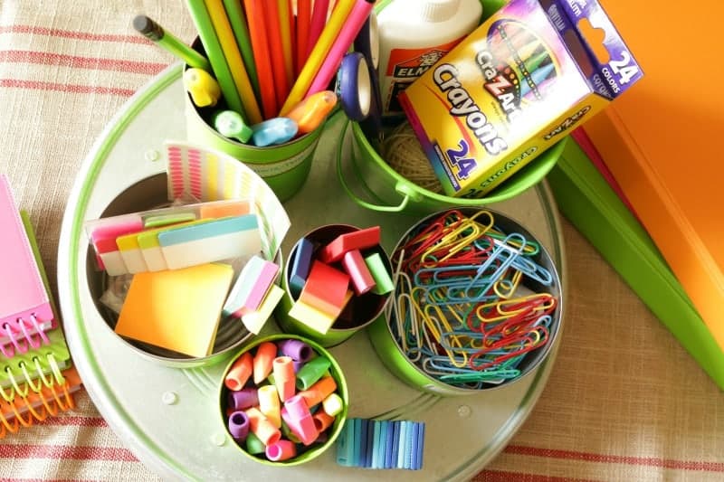 Easy DIY Desk Organizer Ideas with Tin Cans - The How-To Home