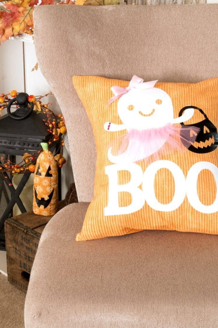 DIY TRICK OR TREAT PILLOW WITH THE CRICUT EASYPRESS