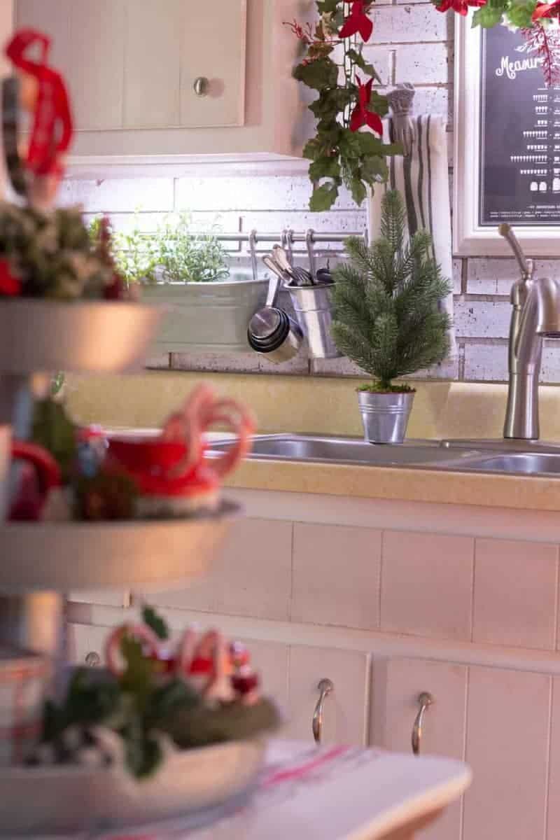 https://thehowtohome.com/wp-content/uploads/2017/12/Kitchen-Decor-for-a-Farmhouse-Christmas-1-of-1.jpg