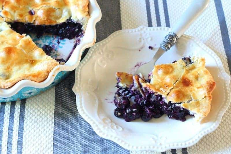 https://thehowtohome.com/wp-content/uploads/2018/07/Simple-Blueberry-Pie-with-Homemade-Filling-piece-of-fresh-blueberry-pie-on-plate-resized-800x533.jpg