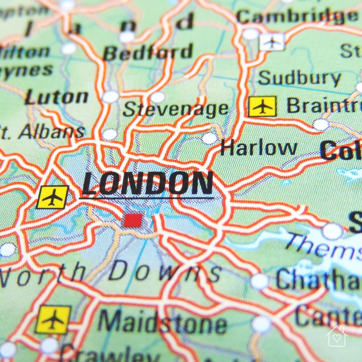 Close-up of a road map highlighting central London and nearby towns in southern England.