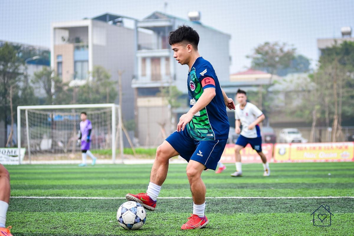 Soccer player during practice representing athletes who rely on simple meals during busy training days